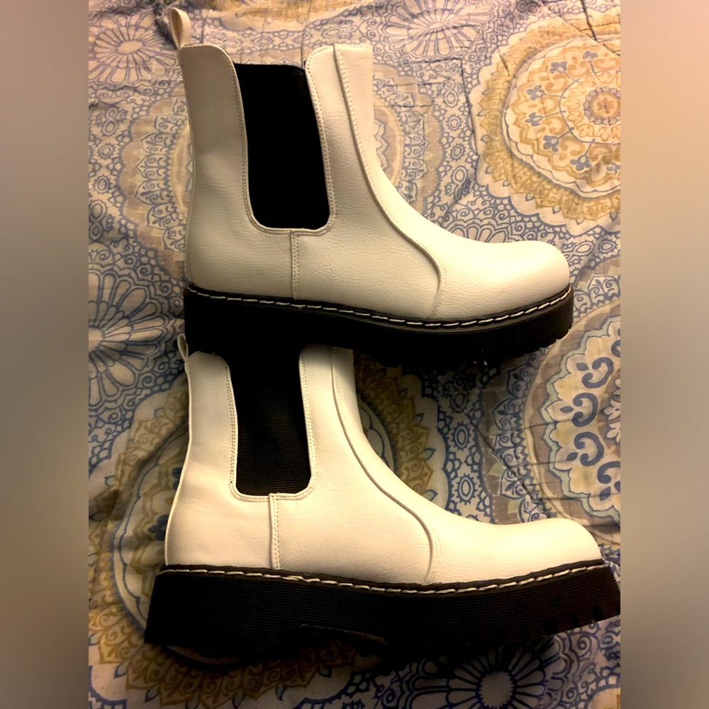 “Unionbay White Chelsea Boots - Women’s Sz 8.5 - Chunky Sole, Stylish & Trendy!”